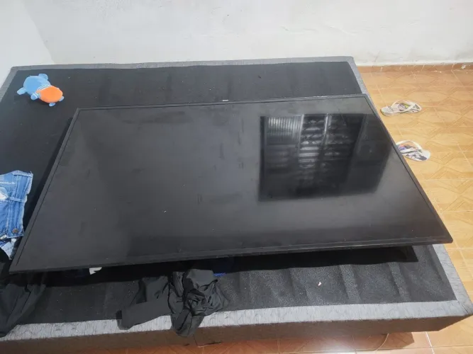 Televisão bateu a vassoura na tela ficou essa faixa