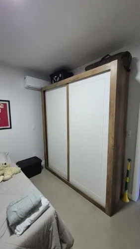 Guarda roupas para doação