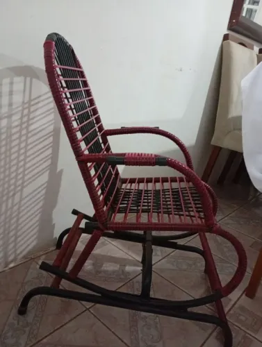 Cadeira balanço infantil vermelha