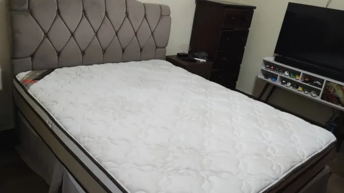 Cama queen com cabeceira