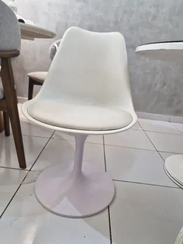Mesa de jantar e 4 cadeiras giratórias 