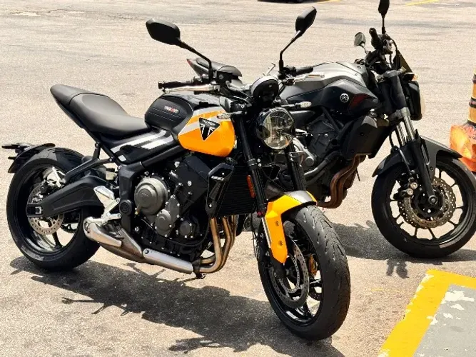 Triumph Trident 660 25/26 como nova com 1500 reais em acessórios. 