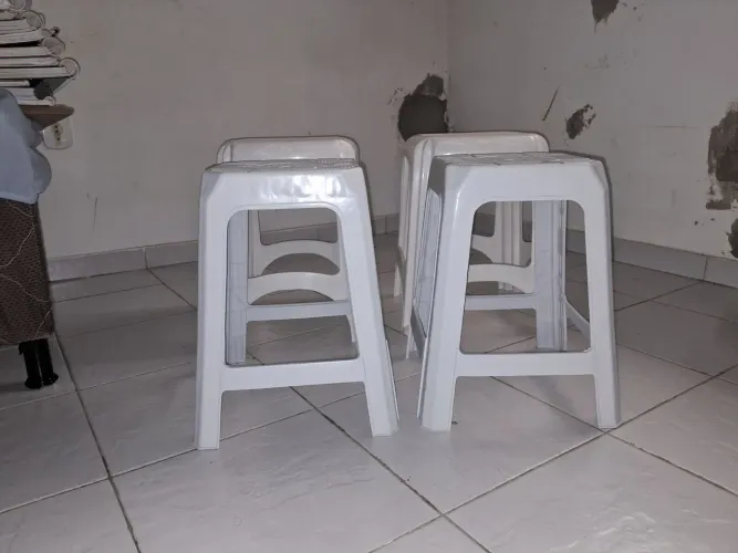 KIT COM 4 BANQUETAS - Cada banqueta, custam 12 reais