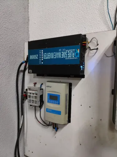 Sistema solar off grid funcionando perfeitamente