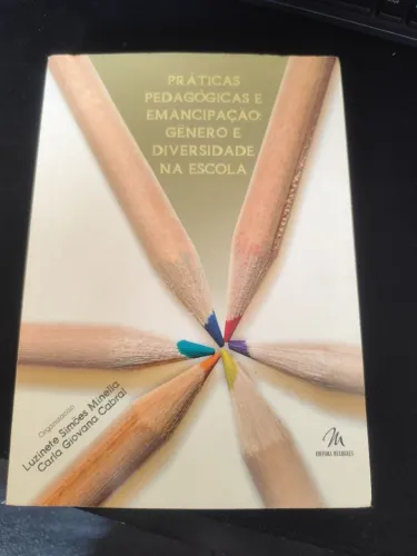 Livro  " práticas pedagógicas e emancipação: gênero e diversidade na escola" 