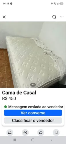 Duas camas, um fogão, um microondas, uma geladeira e um armário 