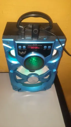 Caixa de som Bluetooth em bom estado.
