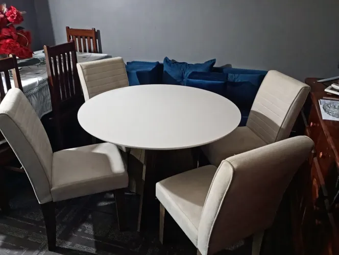 Mesa de Jantar Redonda de 4 cadeiras estofadas