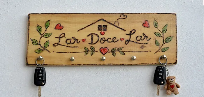 PORTA-CHAVES ARTESANAL "LAR DOCE LAR" EM MADEIRA