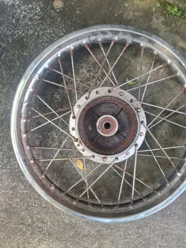 Roda de ferro com raios frouxo traseiro de fan 150