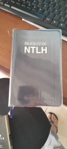 Bíblia de Estudo NTLH -- Com capa descascando no canto, mas muito conservada