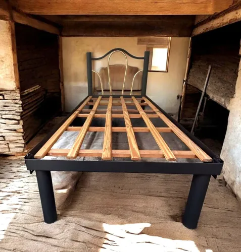 Linda Cama de Solteiro de Ferro Tubular na cor Preto Acetinado com Acabamento Dourado.