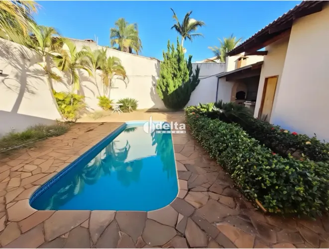 Casa residencial alto padrão disponível para locação no bairro Cidade Jardim em Uberlândia