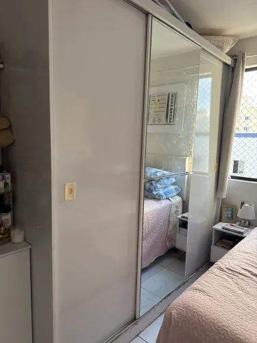 Guarda-roupa de casal com três portas de correr 