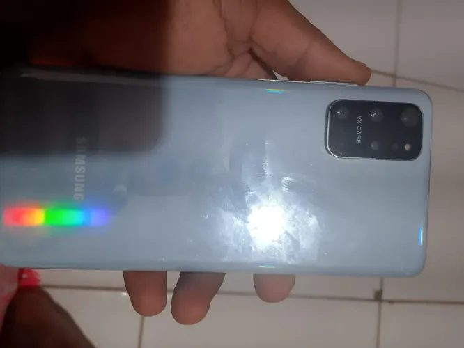 Celular S20+ Com Listras na tela pegando perfeitamente 