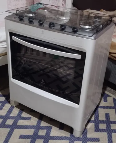 Vendo fogão 5 bocas marca Eletrolux em ótimo estado