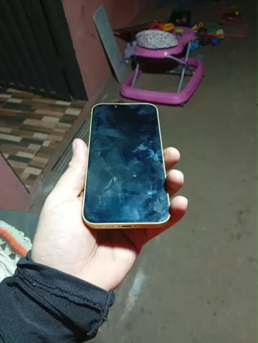 iPhone 14 amarelo