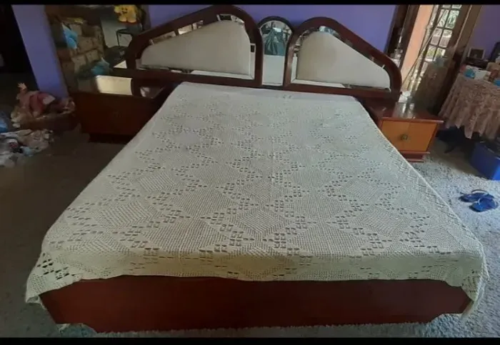 Cama de casal, Queen Madeira "usada" 2 mesas de cabeceira SEM o colchão !