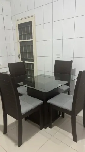 Mesa de Jantar Quadrada 90x90 (cm) com 04 cadeiras
