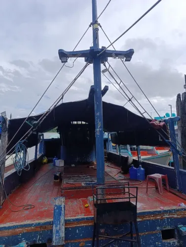 Barco cargueiro com motor 366 Mercedes turbinado