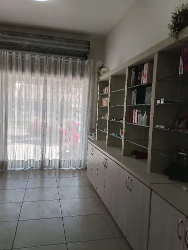 Alugo espaço em salão 