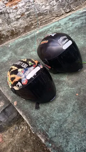 2 DOIS CAPACETES EM ÓTIMO ESTÁ MAIS COM MARCAS DE USO TAMANHO 58 E 60