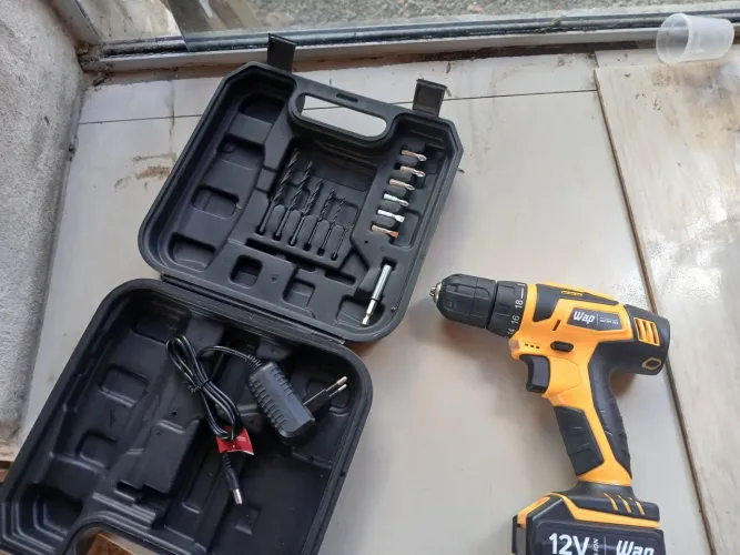 parafusadeira furadeira sem fio wap 12v (NOVA)