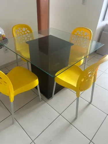 Vende-se mesa de vidro 1,00mx 1,00m e 04 cadeiras Tramontina 