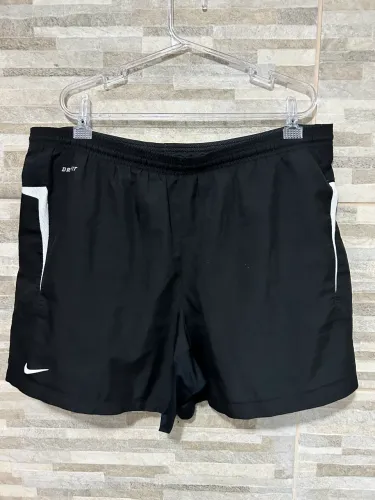 Short esportivo preto Nike M