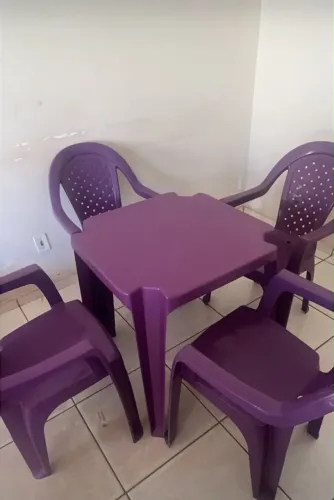 Uma cadeira e quatro mesas.