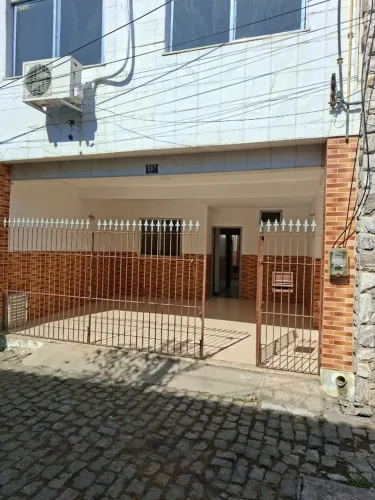 Alugo casa, contém 3 quartos ,2 banheiros ,1sala tv e uma sala comum ,cozinha,2 banheiros