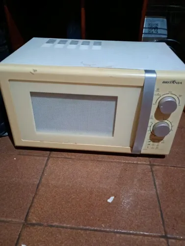 Microondas Britânia Usado