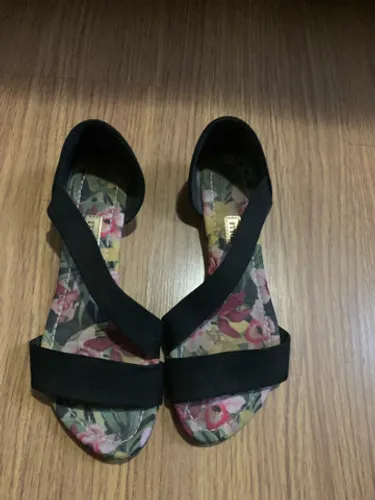 Linda rasteirinha com elástica TAM 36