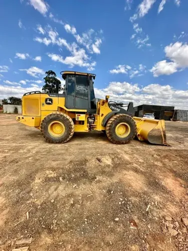 Pá Carregadeira John Deere 544K ano 2021 com 2600 horas, em SP