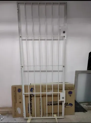 Porta ferro 1/2" com batente. 210x82 
