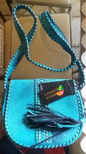 Bolsa nova. Couro azul. Marca: Arara Dourada.