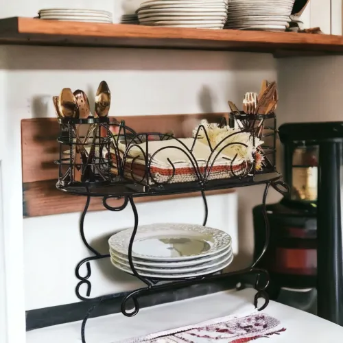 Prateleira de Ferro para Cozinha - Organize Seus Utensílios e Pratos!
