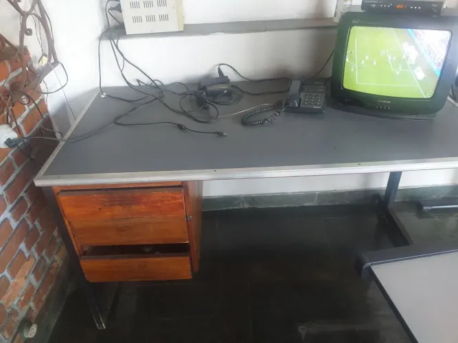 Mesa madeira com 3 gavetad