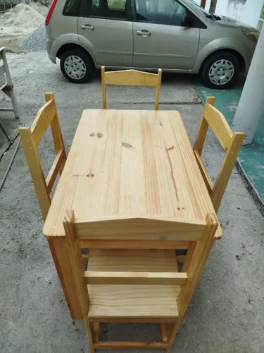 Conjunto mesa de jantar com 4 cadeiras