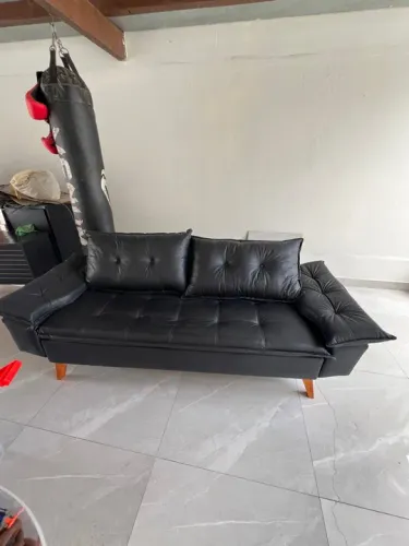 Sofá Courino Preto 3 lugares Bariloche. Novo .