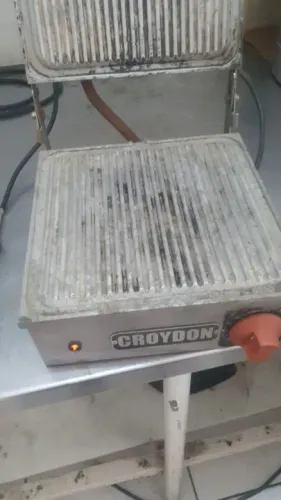 Sanduicheira Elétrica Croydon estriada 