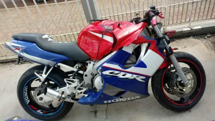 Sucata de moto para venda de peças Honda Cbr600f 2001 F4 