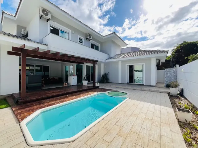 Em condomínio fechado com espaço gourmet, área de piscina, 4 quartos e 2 vagas à venda na 