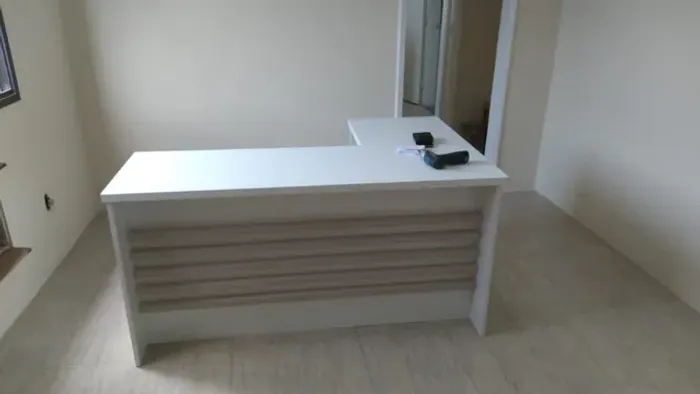 Mesa para escritorio em L ripada branco 