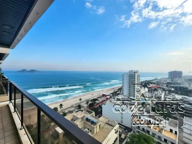 Cobertura à venda na Barra da Tijuca. Vista mar e Pedra da Gávea.