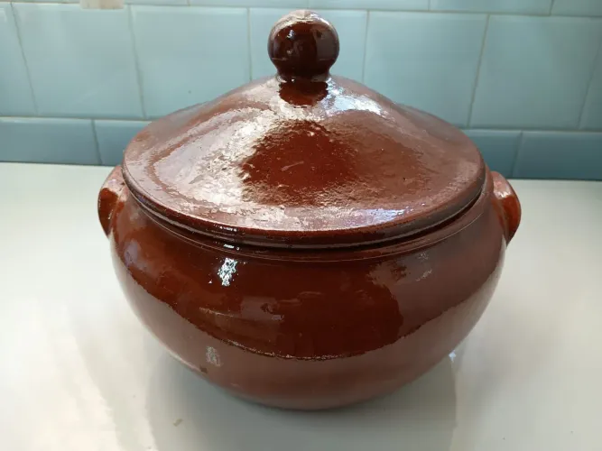Caçarola de cerâmica com tampa