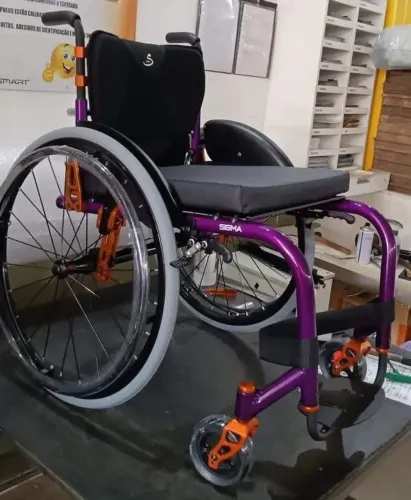 Cadeira de rodas monoblocos leve e resistente