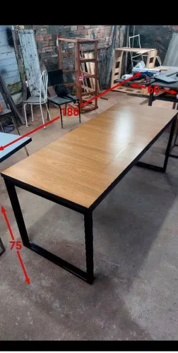 Mesa de escritório com estrutura de metal
