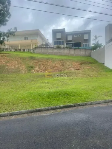 Terreno à venda no Condomínio Portal do Lago em Valinhos/SP