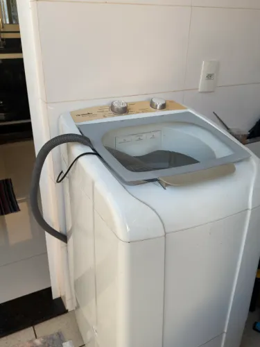 Vendo máquina 220V e 8Kg, usada poucas vezes mas está há algum tempo parada 